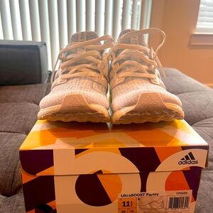 Ultra boost sz 11.5 white / blue